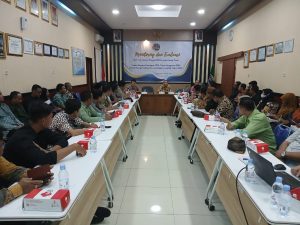 apat Persiapan Penetapan Lokasi Pendafiaran Tanah Sistematis Lengkap (PTSL) Tahun 2025 rudallamongan – Pada hari Kamis, 31 Oktober, aula kantor pertanahan Kabupaten Lamongan menjadi saksi pentingnya momen dalam upaya peningkatan kepastian hukum atas tanah di daerah tersebut. Rapat Persiapan Penetapan Lokasi Pendaftaran Tanah Sistematis Lengkap (PTSL) Tahun 2025 ini dihadiri oleh 40 kepala desa yang merupakan perwakilan dari berbagai wilayah di Kabupaten Lamongan. Kegiatan ini bertujuan untuk membahas berbagai strategi dan langkah yang perlu diambil dalam pelaksanaan PTSL, yang merupakan inisiatif pemerintah untuk memberikan sertifikat tanah secara sistematis dan terencana.  Dalam rapat tersebut, berbagai isu terkait pendaftaran tanah dibahas, mulai dari pengidentifikasian lahan yang akan didaftar, sosialisasi kepada masyarakat, hingga pembentukan tim yang akan bertanggung jawab atas pelaksanaan PTSL di masing-masing desa. Setiap kepala desa diberikan kesempatan untuk menyampaikan pendapat dan pengalaman mereka dalam pelaksanaan PTSL tahun-tahun sebelumnya, serta tantangan yang dihadapi dalam proses pendaftaran tanah di wilayah mereka.  Salah satu poin penting yang diangkat dalam rapat adalah pentingnya koordinasi antara pemerintah desa dan instansi terkait lainnya, seperti Badan Pertanahan Nasional (BPN). Kepala desa diharapkan dapat menjalin komunikasi yang baik dengan BPN untuk memastikan setiap tahap dalam proses PTSL berjalan dengan lancar. Selain itu, mereka juga diminta untuk secara aktif mengedukasi masyarakat mengenai pentingnya memiliki sertifikat tanah dan bagaimana proses pendaftaran tersebut dilakukan.  Diskusi juga mencakup tentang kesiapan sumber daya manusia di setiap desa. Kepala desa diharapkan dapat melibatkan pemuda dan warga setempat untuk membantu mengumpulkan data mengenai tanah yang akan didaftarkan. Hal ini tidak hanya meningkatkan partisipasi masyarakat, tetapi juga menjadikan proses lebih transparan dan akuntabel. Dalam pengumpulan data ini, diharapkan setiap individu yang memiliki klaim atas tanah dapat menyampaikan informasi yang benar dan akurat.  Mereka menekankan pentingnya penggunaan teknologi dalam proses pendaftaran, seperti pemanfaatan peta digital dan aplikasi pendaftaran daring yang dapat mempermudah masyarakat dalam mengakses informasi mengenai pendaftaran tanah. Dengan adanya teknologi tersebut, diharapkan proses pengumpulan data dan pengolahan informasi dapat dilakukan dengan lebih efisien.  Rapat juga menitikberatkan pada pentingnya kesadaran hukum di kalangan masyarakat. Kepala desa diarahkan untuk membangkitkan kesadaran masyarakat mengenai hak atas tanah, termasuk potensi sengketa yang bisa terjadi jika tanah tidak terdaftar secara resmi. Edukasi tentang hak penggunaan tanah, proses hukum yang harus dilalui, dan konsekuensi dari tidak memiliki sertifikat tanah menjadi bagian integral dari sosialisasi yang harus dilakukan oleh pemerintah desa.  Sebagai penutup, semua peserta rapat sepakat untuk bekerja sama demi kelancaran pelaksanaan PTSL Tahun 2025. Mereka menyadari bahwa pendaftaran tanah adalah langkah penting di dalam menjamin kepastian hukum serta mendorong investasi yang lebih baik di daerah. Kegiatan ini diharapkan dapat memberikan dampak positif bagi masyarakat, serta meningkatkan kesejahteraan melalui kepastian status tanah yang dimiliki. Dengan dukungan penuh dari kepala desa dan komitmen semua pihak, langkah menuju pemetaan dan pendaftaran tanah yang lebih baik di Kabupaten Lamongan dapat terwujud.